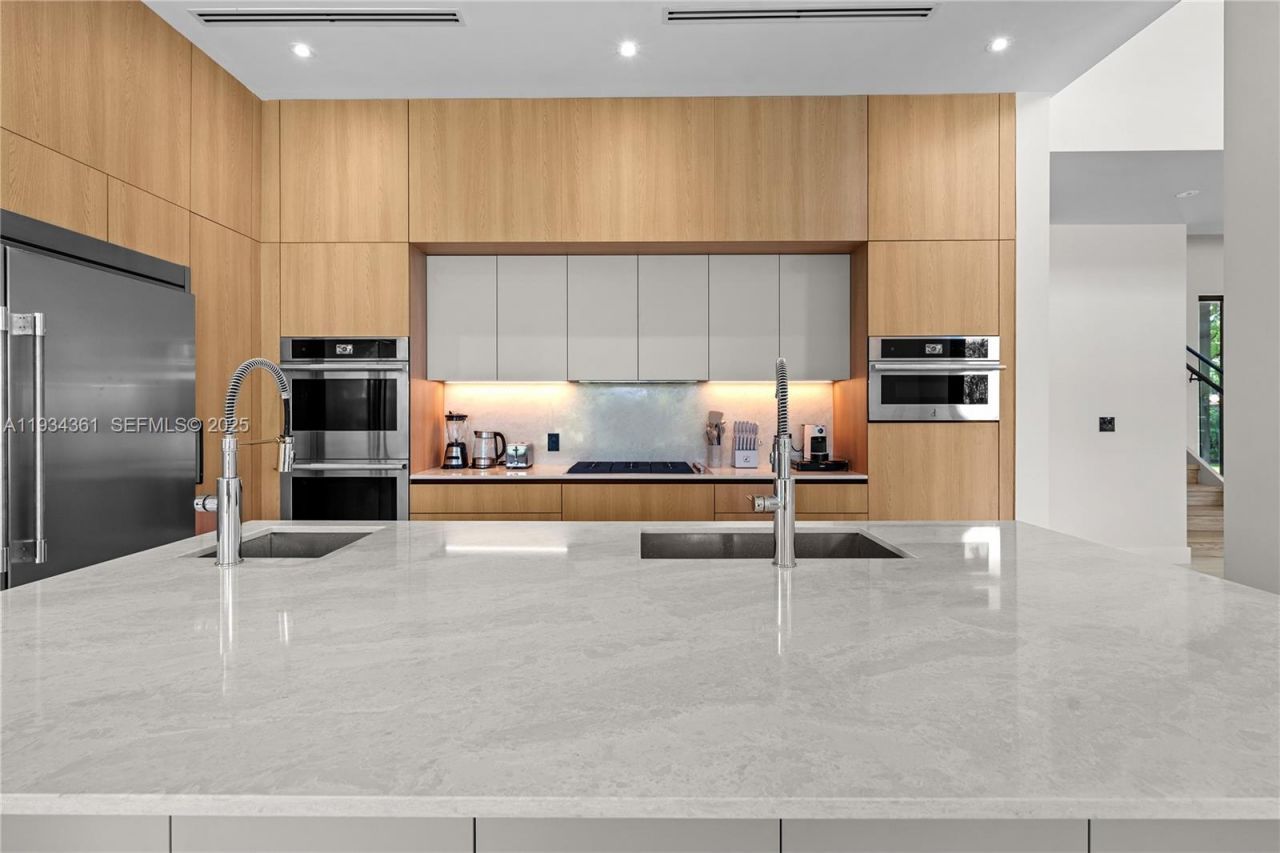 19900 NE 21st Ct , Miami, FL 33179 Photo