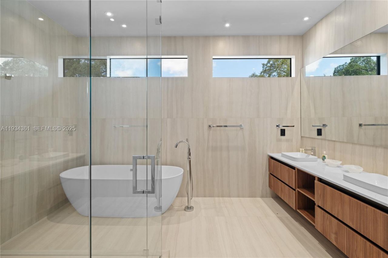 19900 NE 21st Ct , Miami, FL 33179 Photo