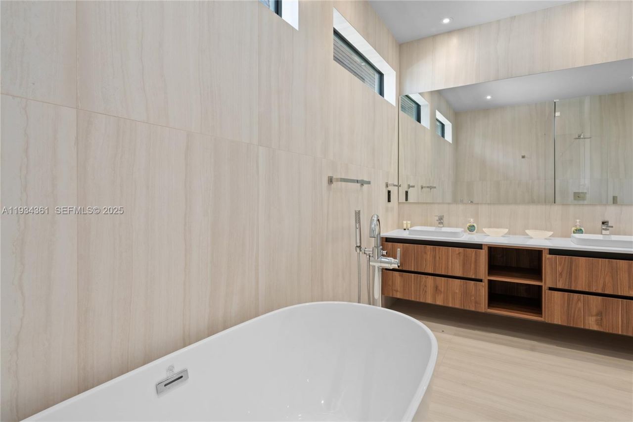 19900 NE 21st Ct , Miami, FL 33179 Photo