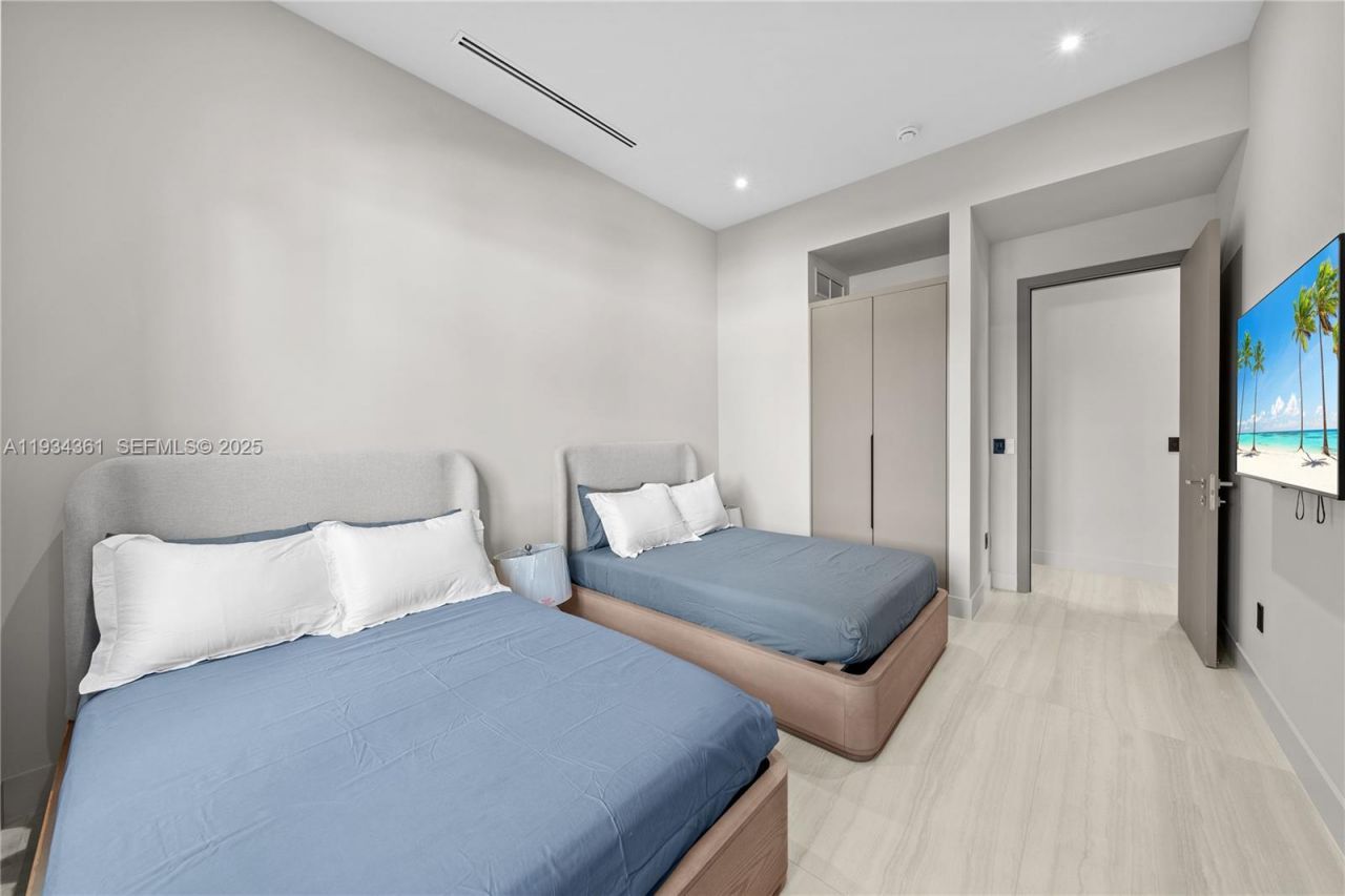 19900 NE 21st Ct , Miami, FL 33179 Photo