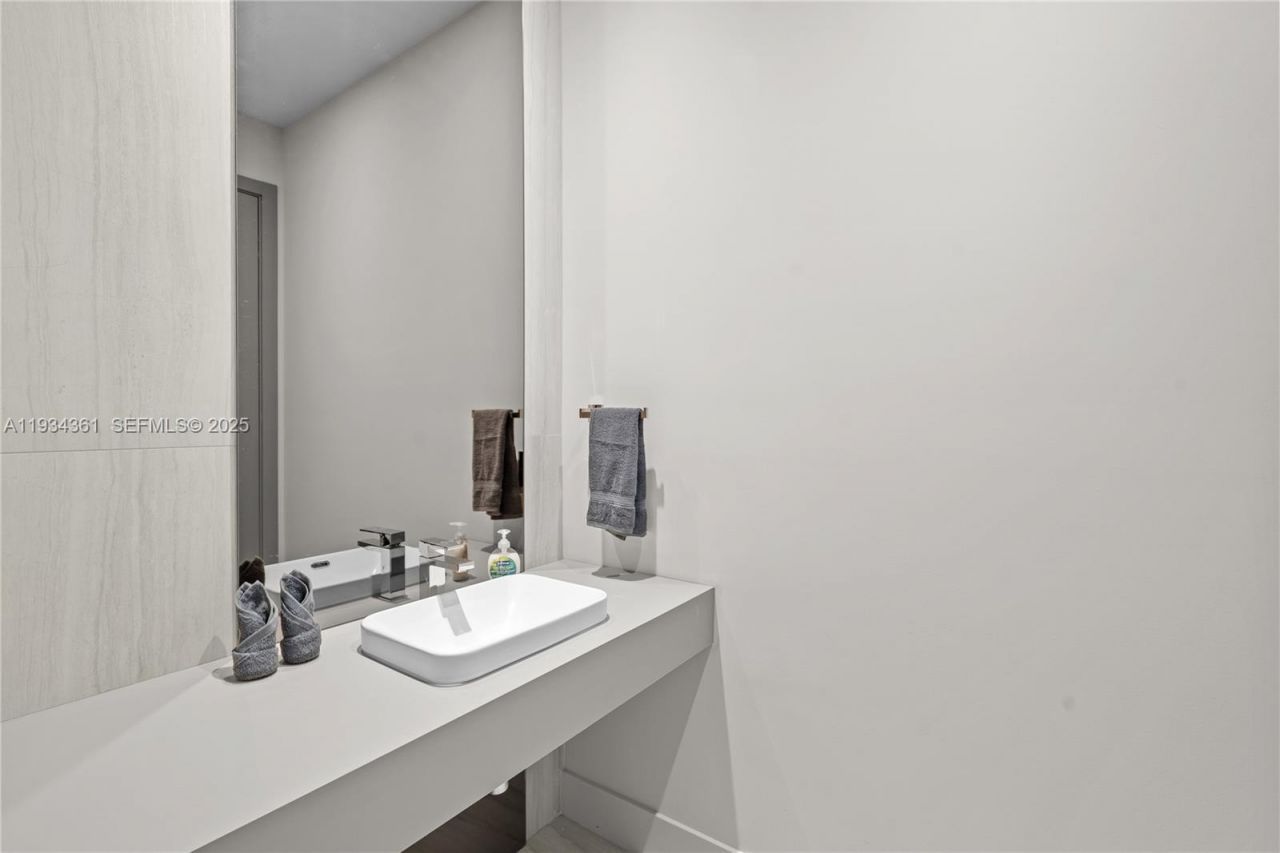 19900 NE 21st Ct , Miami, FL 33179 Photo