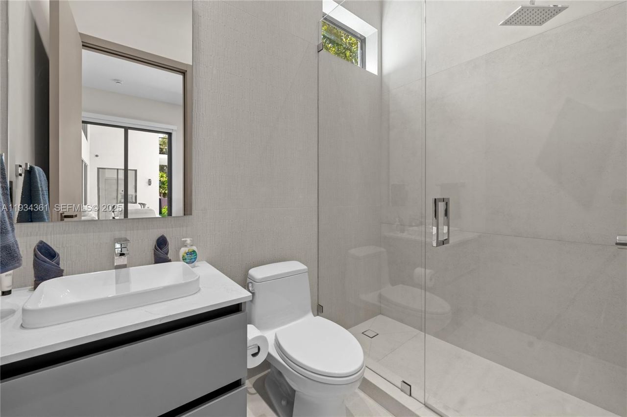 19900 NE 21st Ct , Miami, FL 33179 Photo