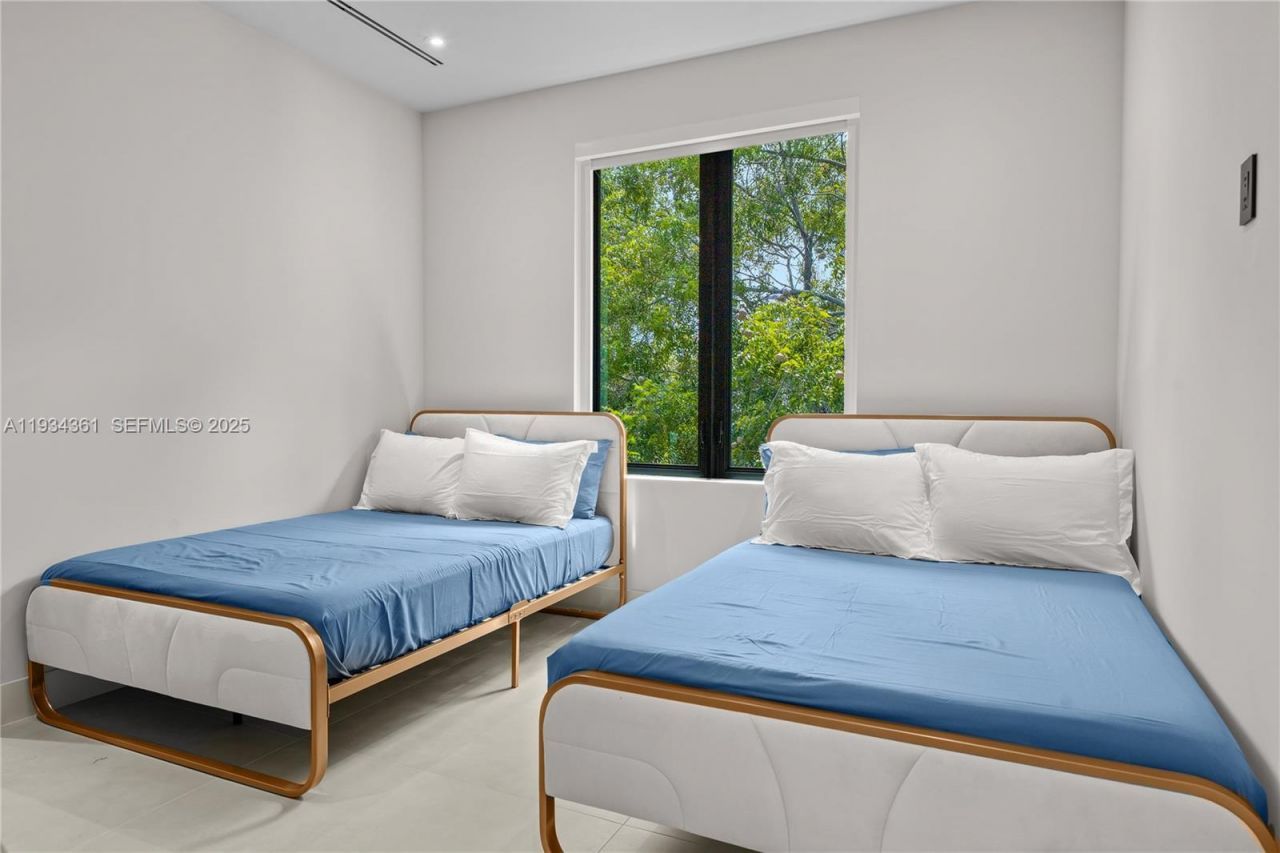 19900 NE 21st Ct , Miami, FL 33179 Photo