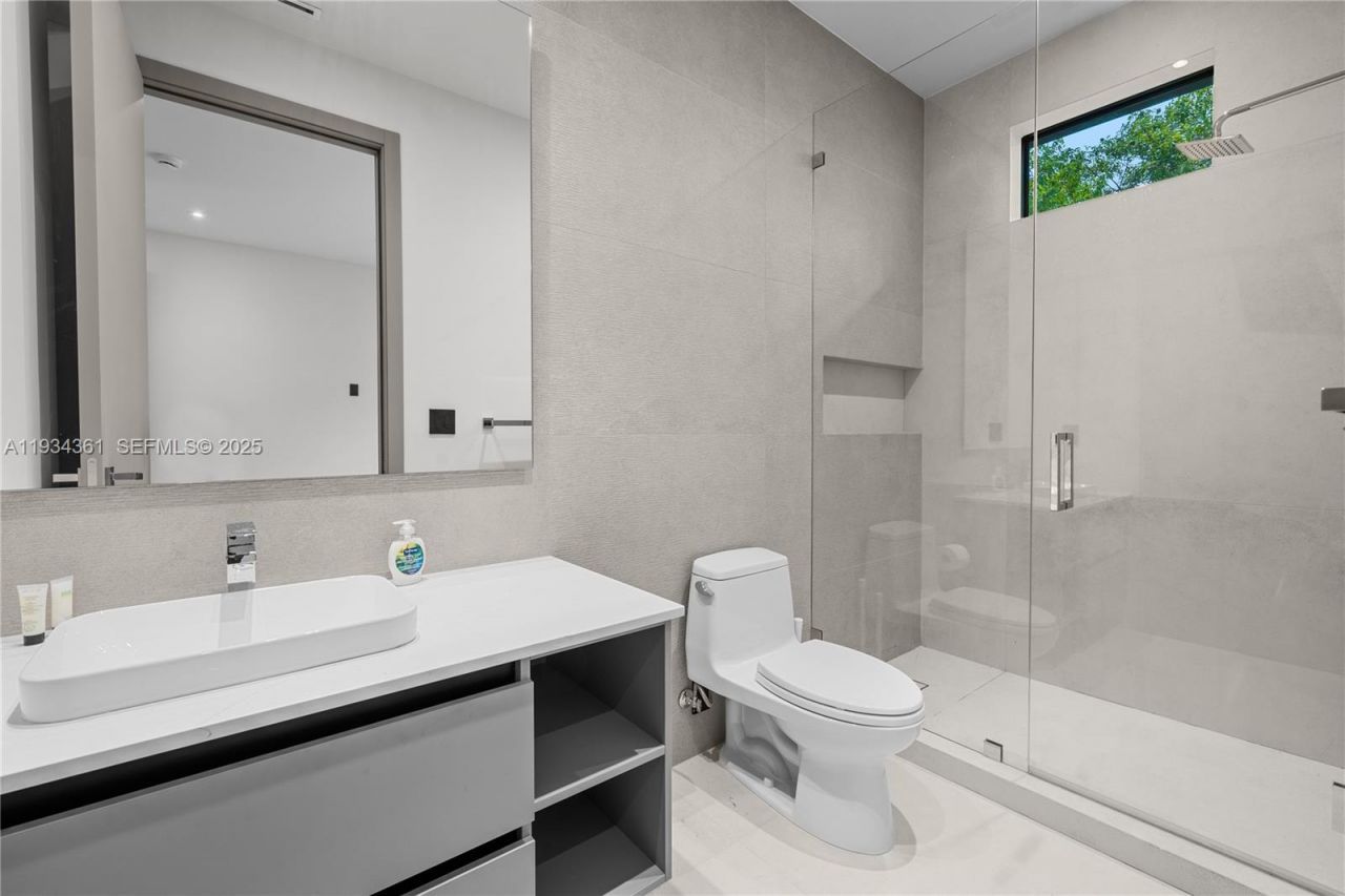 19900 NE 21st Ct , Miami, FL 33179 Photo