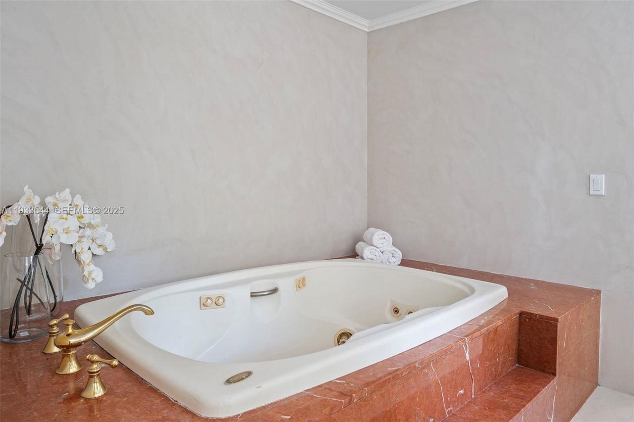 3500 Flamingo Dr , Miami Beach, FL 33140 Photo