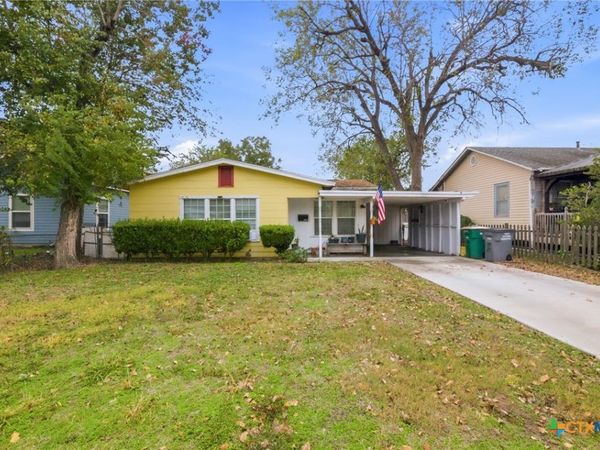 1507 E Mistletoe Avenue, Victoria, TX 77901