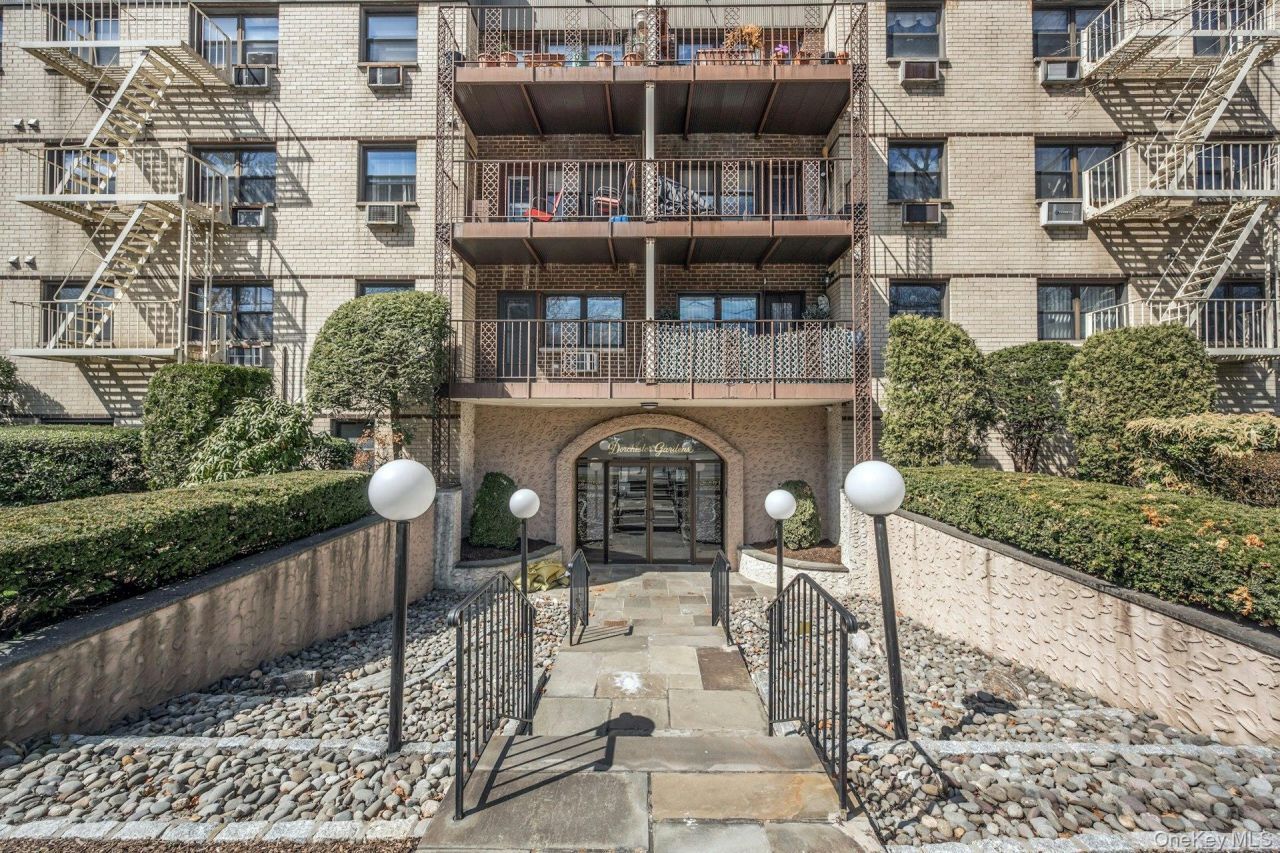 2261 Palmer Avenue, Unit 2M, New Rochelle, NY 10801 Main Photo