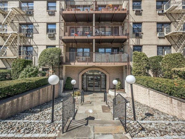 2261 Palmer Avenue, Unit 2M, New Rochelle, NY 10801