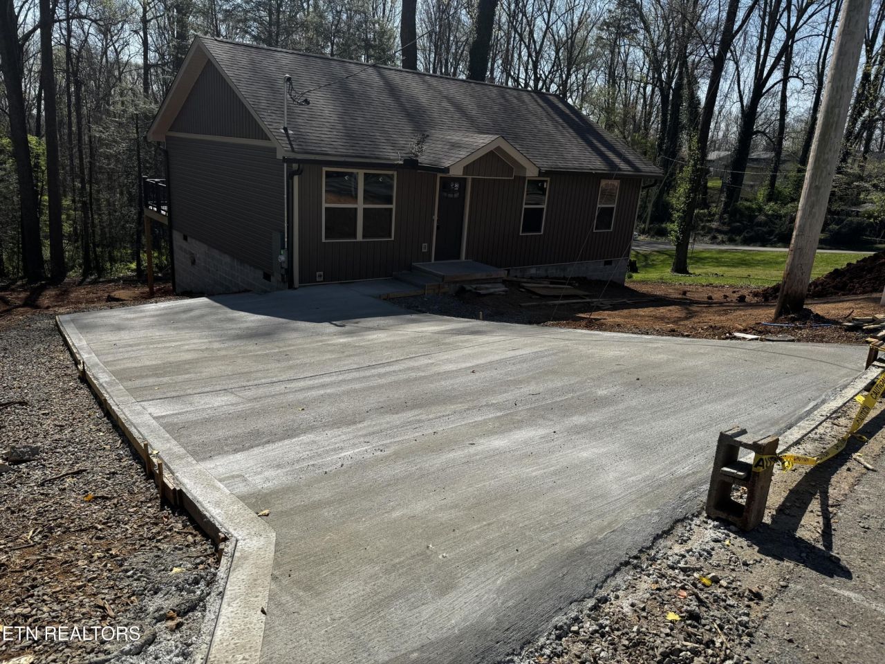 129 E Wadsworth Circle, Oak Ridge, TN 37830 Main Photo