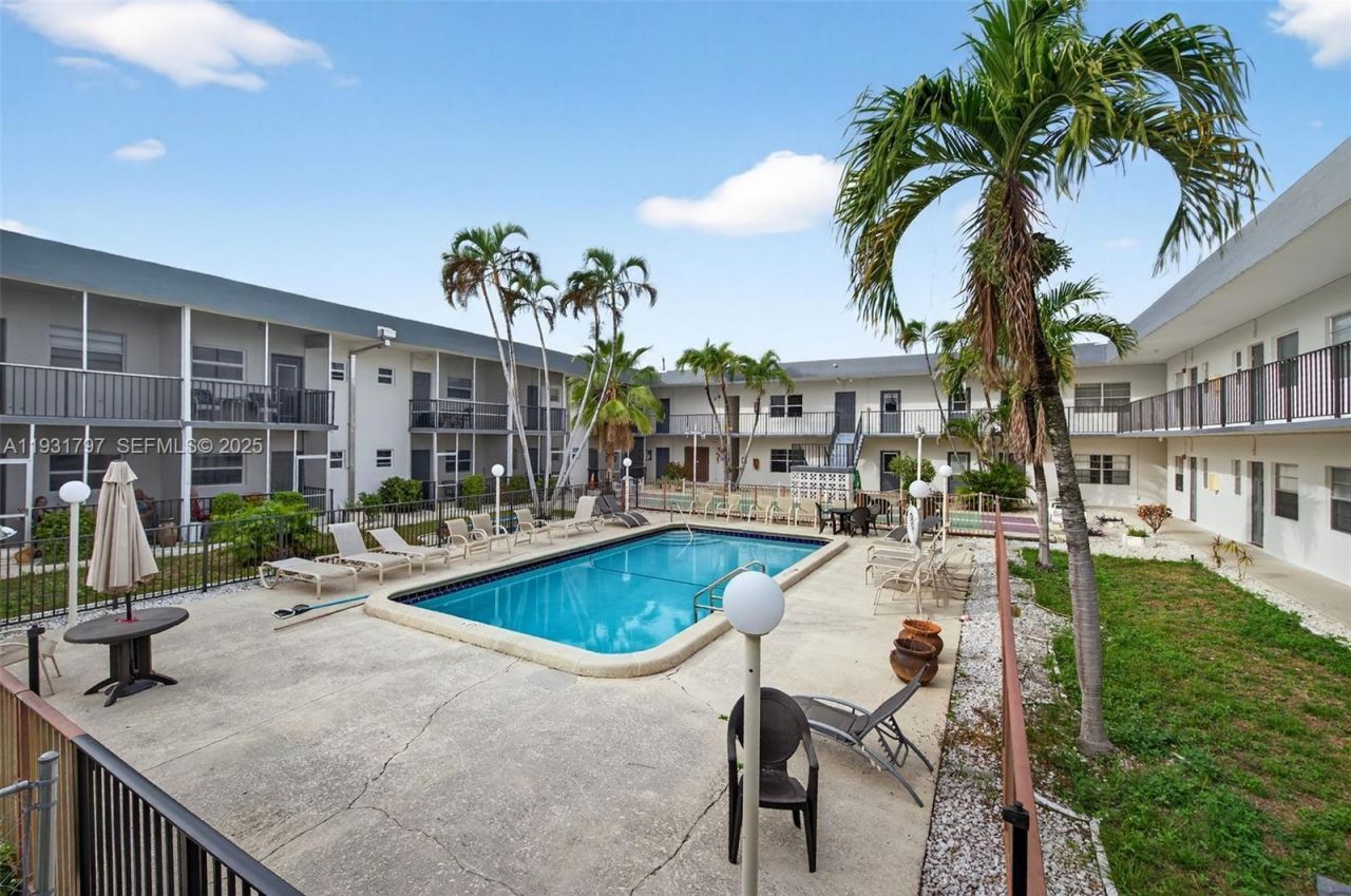 415 NE 2nd St, Unit 224, Hallandale Beach, FL 33009 Photo