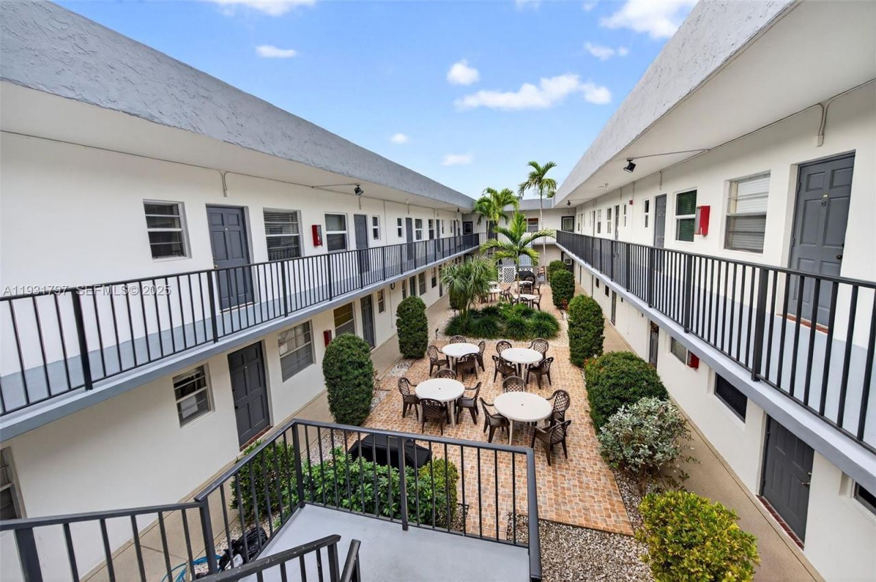 415 NE 2nd St, Unit 224, Hallandale Beach, FL 33009 Photo