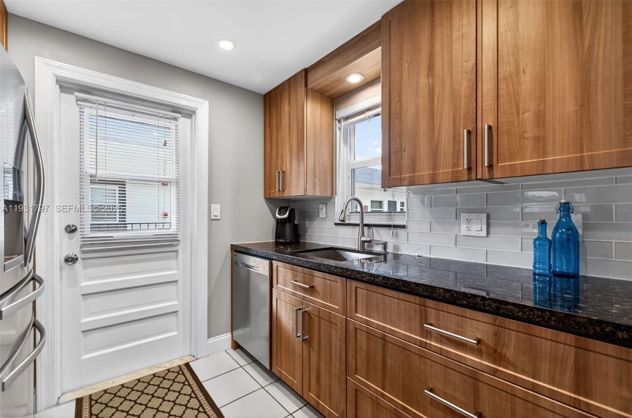 415 NE 2nd St, Unit 224, Hallandale Beach, FL 33009 Photo