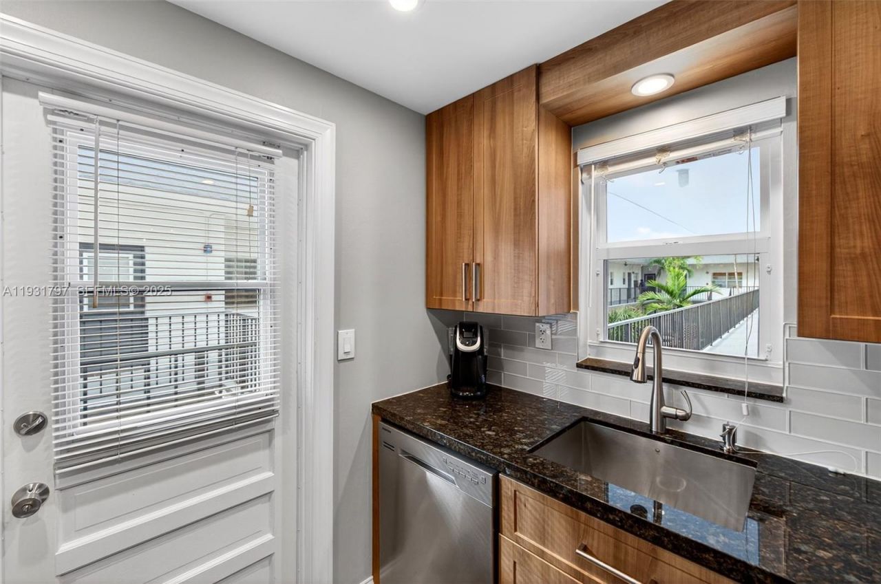 415 NE 2nd St, Unit 224, Hallandale Beach, FL 33009 Photo