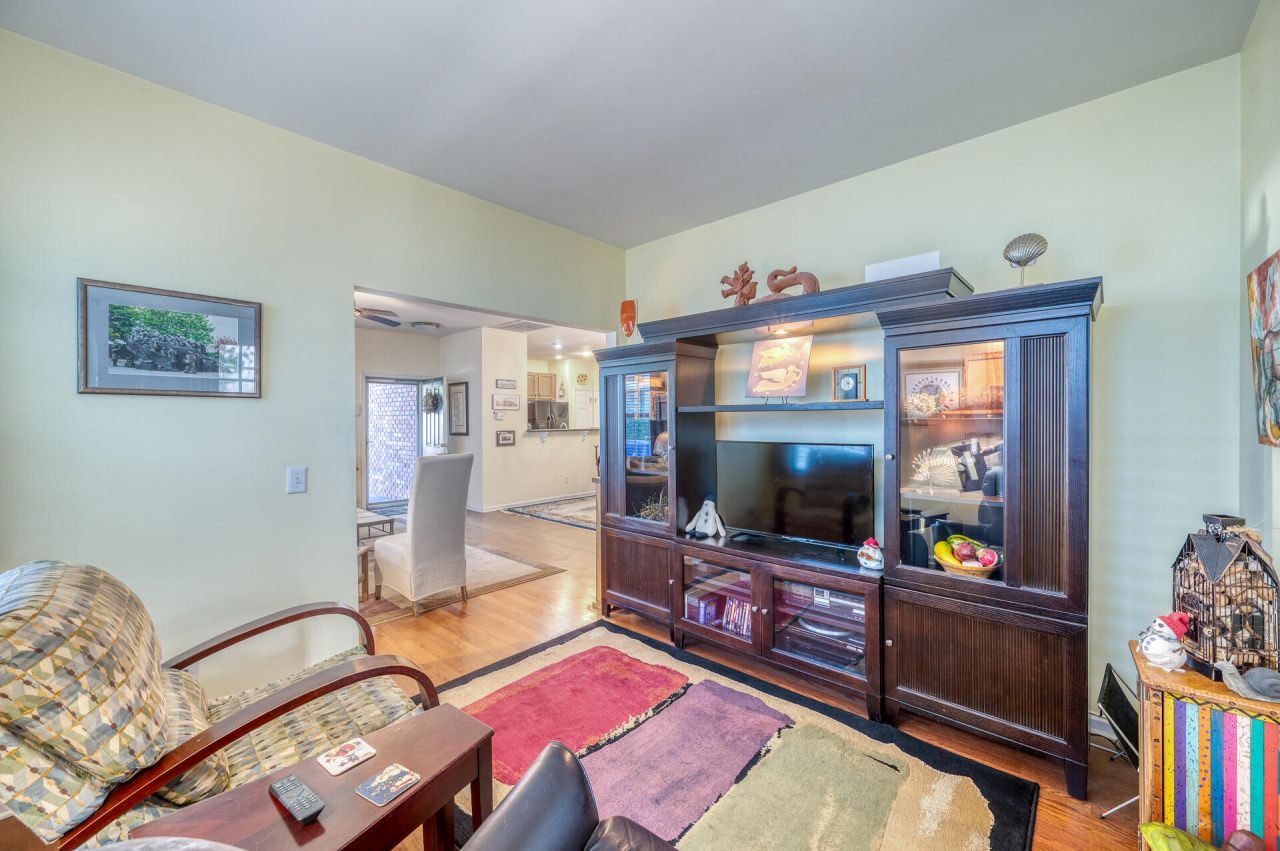 1515 Royal Colony Road Photo 7