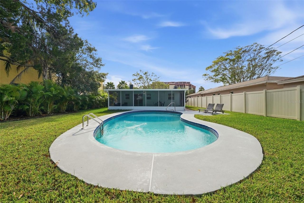 7033 Hibiscus Avenue S, South Pasadena, FL 33707 Photo