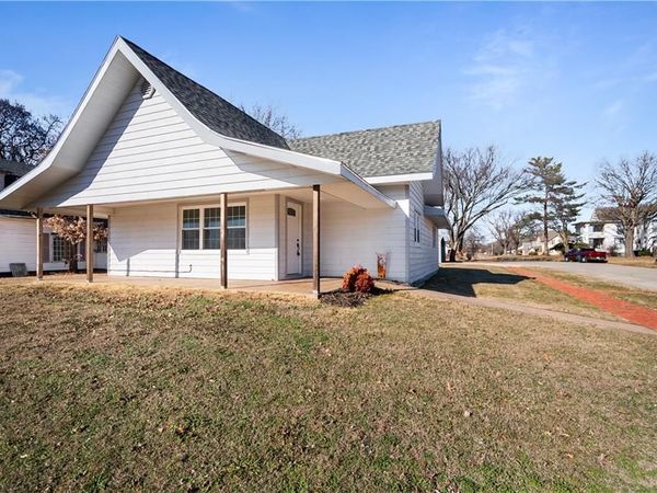 611 E 5th Avenue, Caney, KS 67333