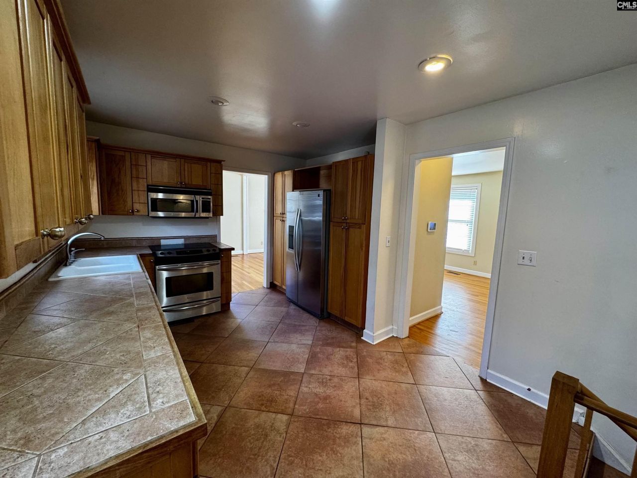 1001 Gardendale Photo 4