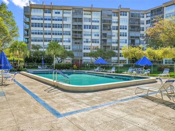 1400 Saint Charles Pl, Unit 323, Pembroke Pines, FL 33026