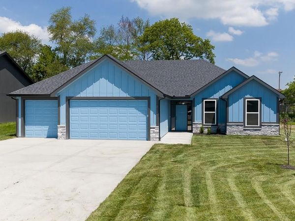 2715 Stoncreek Avenue, Tonganoxie, KS 66086