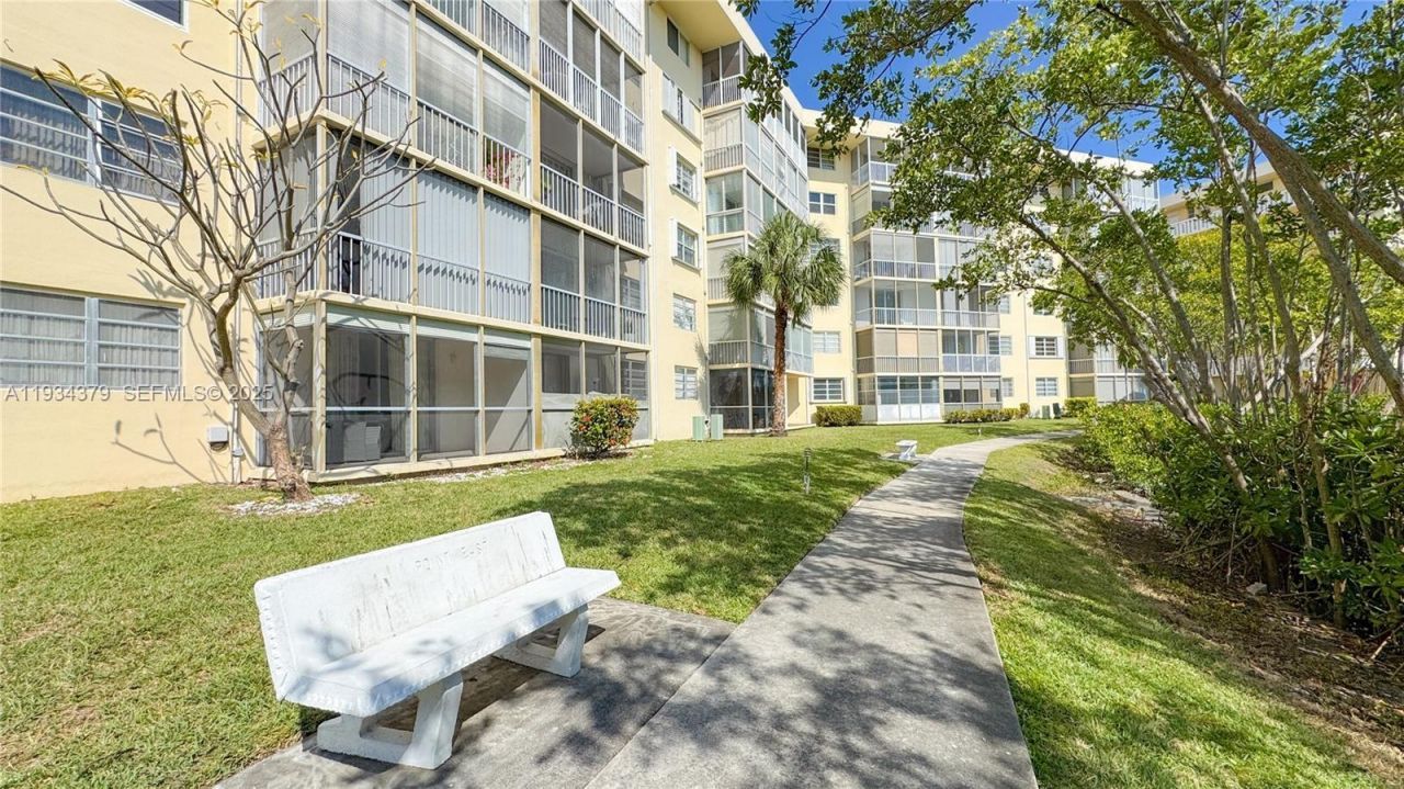 2930 Point East Dr, Unit E601, Aventura, FL 33160 Photo