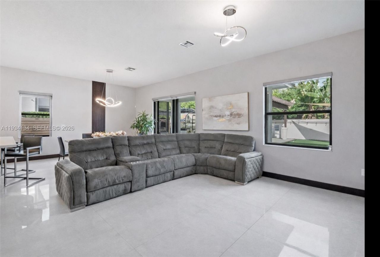 8723 NW 161st Ter, Miami Lakes, FL 33018 Photo