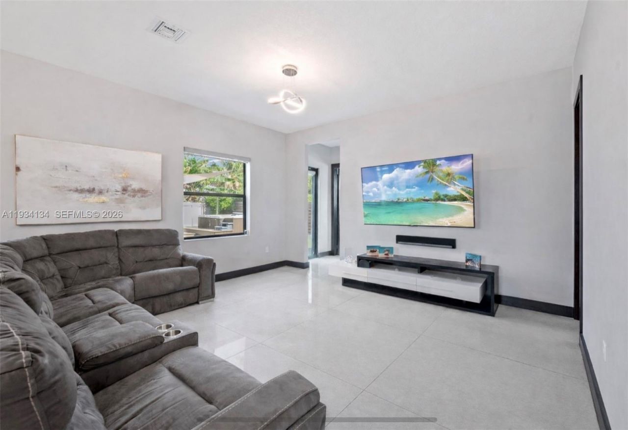 8723 NW 161st Ter, Miami Lakes, FL 33018 Photo