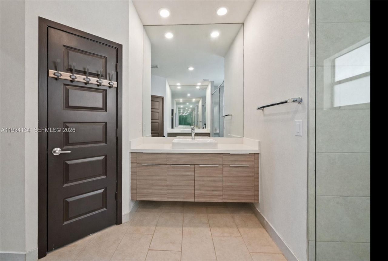 8723 NW 161st Ter, Miami Lakes, FL 33018 Photo