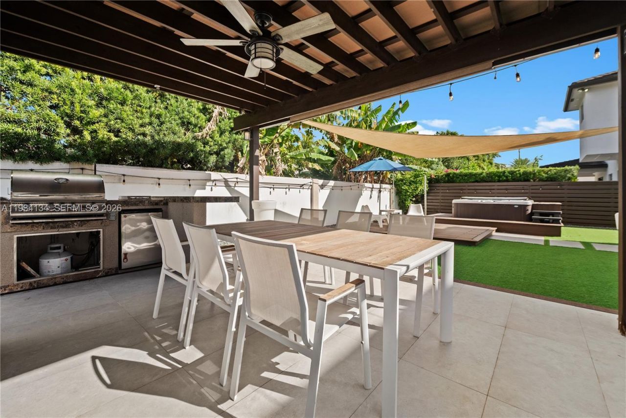 8723 NW 161st Ter, Miami Lakes, FL 33018 Photo