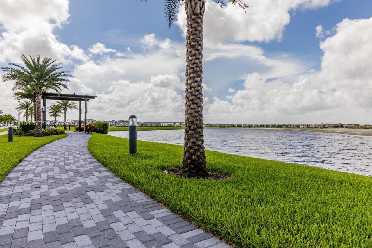 8723 NW 161st Ter, Miami Lakes, FL 33018 Photo