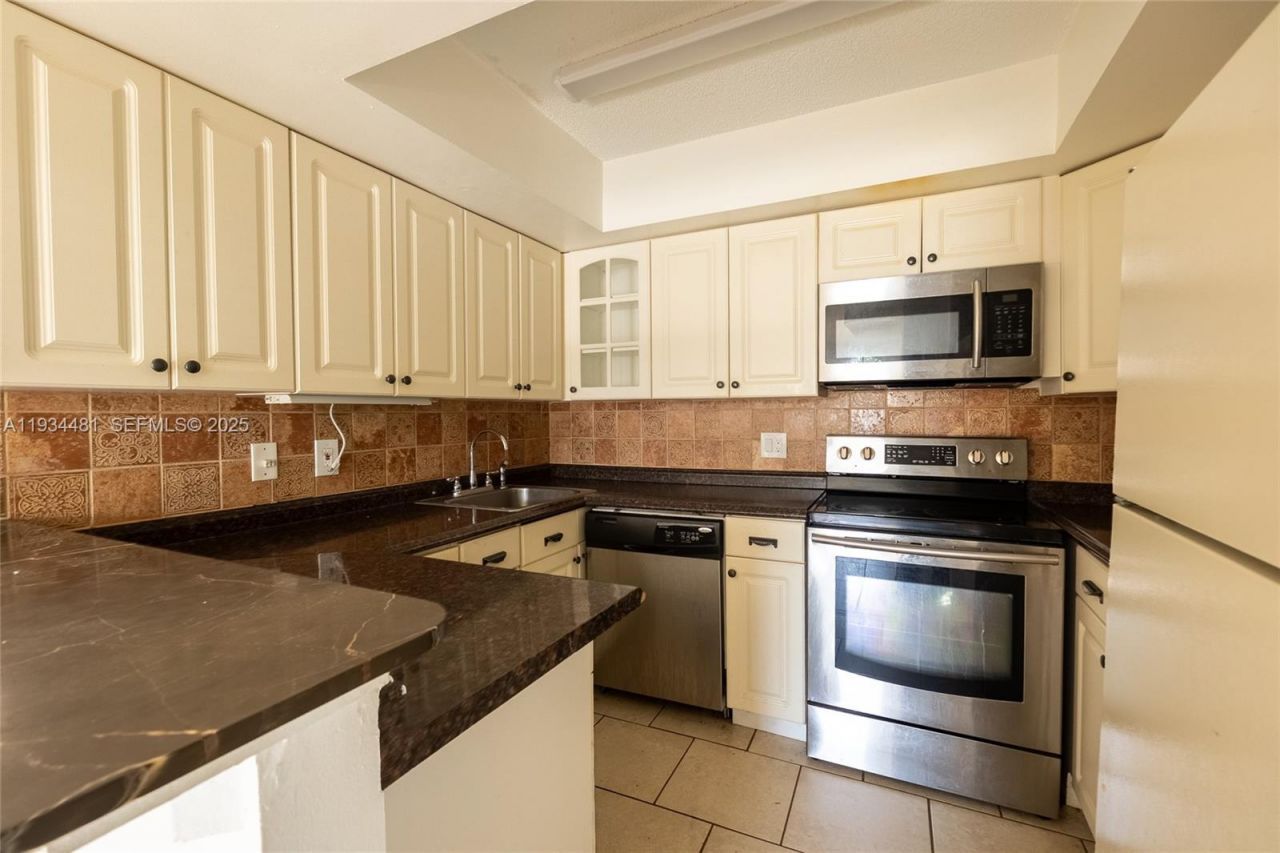 4205 Village Dr , Unit D, Delray Beach, FL 33445 Photo