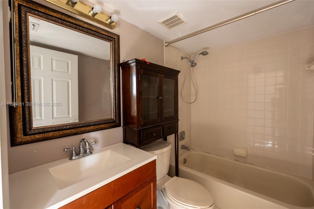 4205 Village Dr , Unit D, Delray Beach, FL 33445 Photo