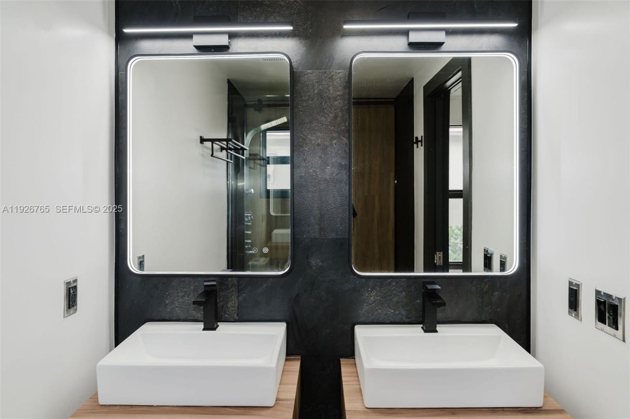 1040 NW 120th St, North Miami, FL 33168 Photo