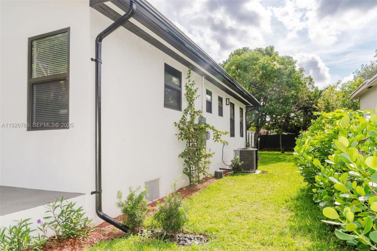 1040 NW 120th St, North Miami, FL 33168 Photo