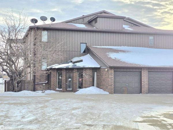 630 Briarstone Drive, Unit 1, Mason City, IA 50401