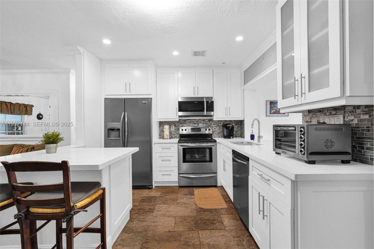 6266 SW 42nd St, South Miami, FL 33155 Photo