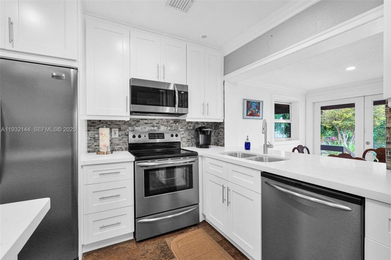 6266 SW 42nd St, South Miami, FL 33155 Photo