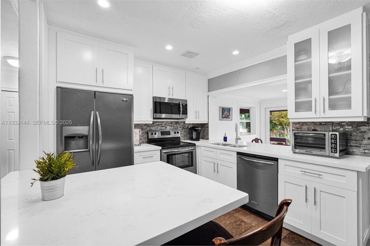 6266 SW 42nd St, South Miami, FL 33155 Photo