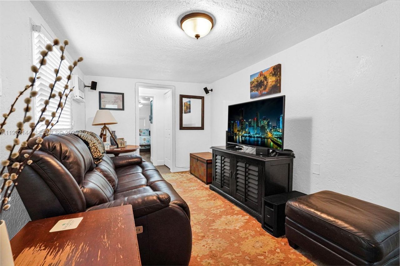 6266 SW 42nd St, South Miami, FL 33155 Photo