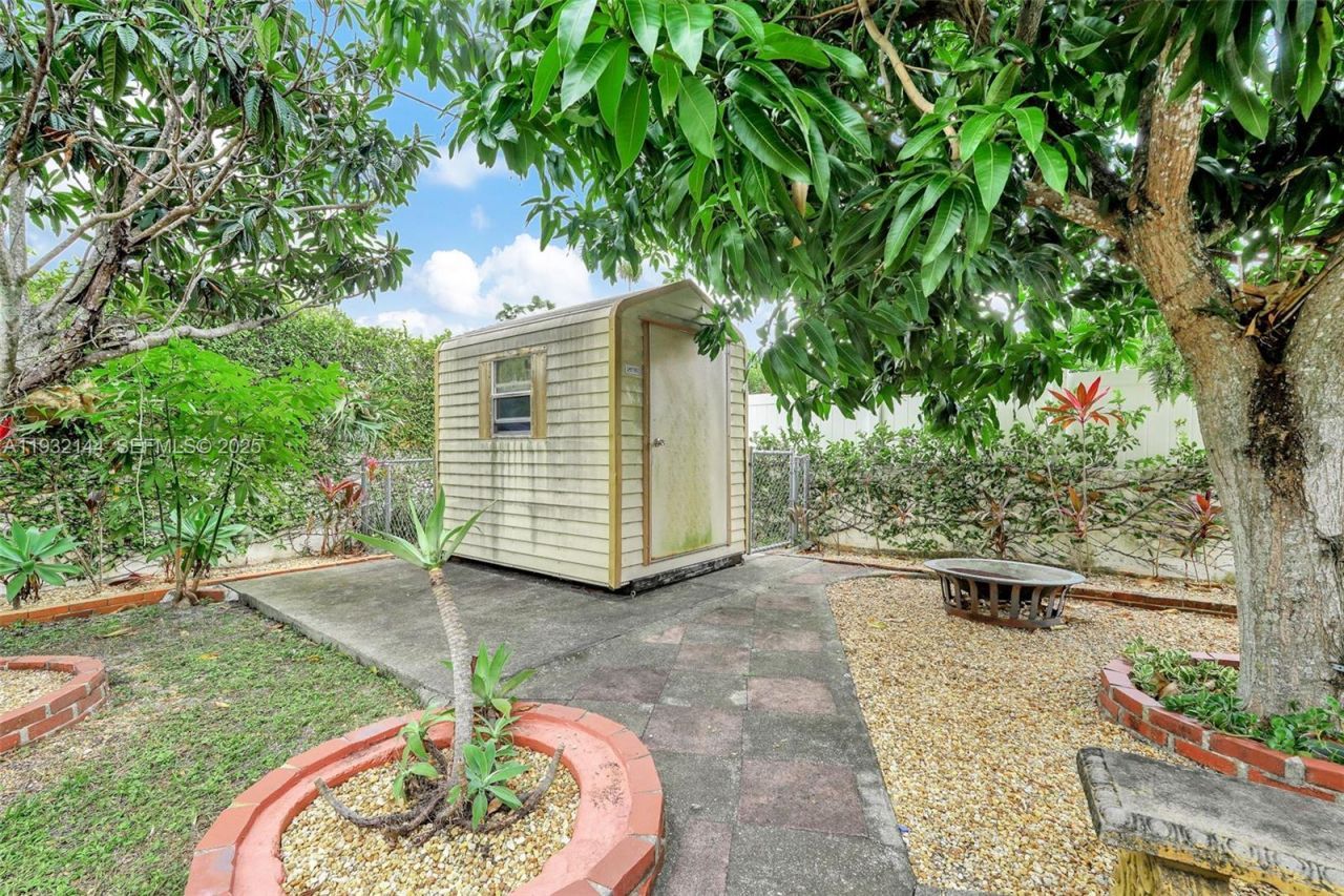 6266 SW 42nd St, South Miami, FL 33155 Photo