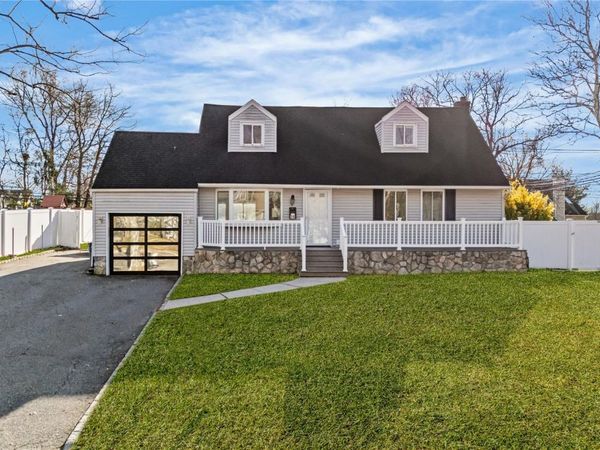 28 Ellen Place, Kings Park, NY 11754
