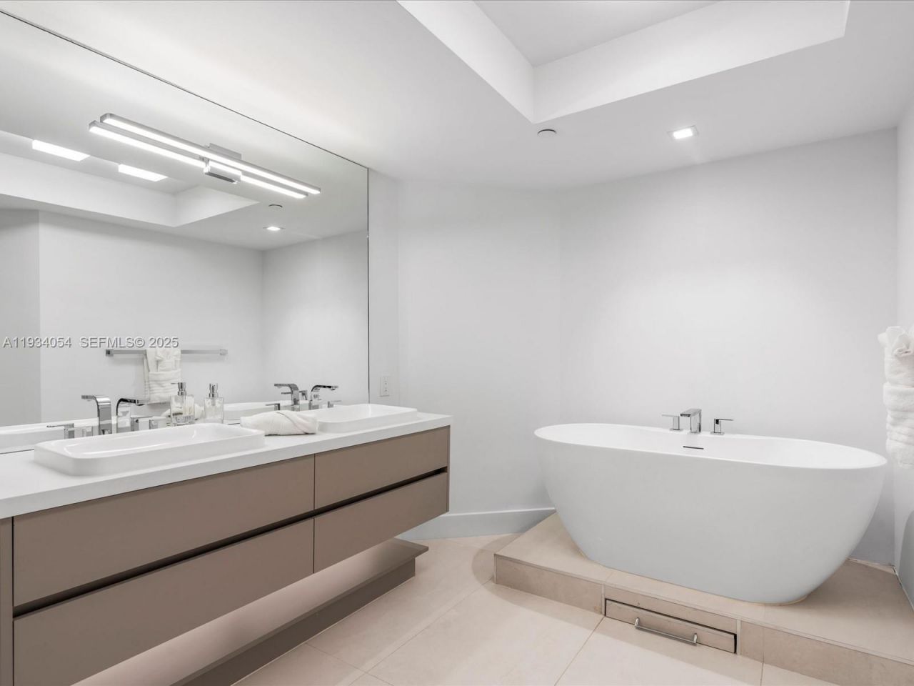 2000 Island Blvd, Unit 903, Aventura, FL 33160 Photo