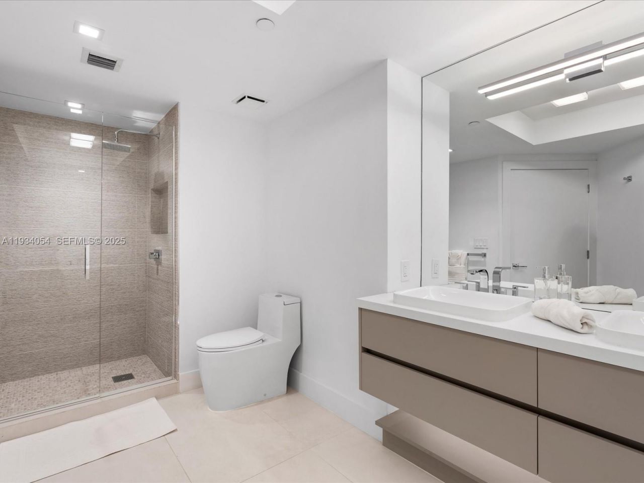 2000 Island Blvd, Unit 903, Aventura, FL 33160 Photo