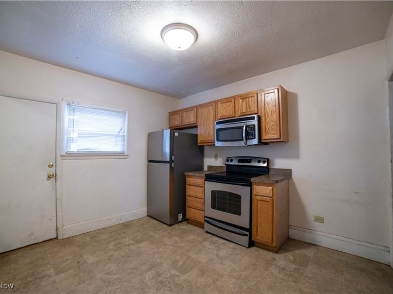 1040 Mercer Avenue, Akron, OH 44320 Photo 2