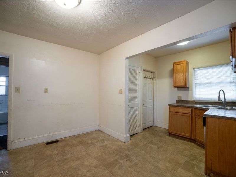 1040 Mercer Avenue, Akron, OH 44320 Photo 5