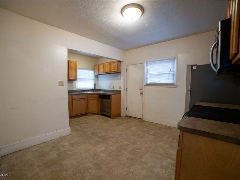 1040 Mercer Avenue, Akron, OH 44320 Photo 6