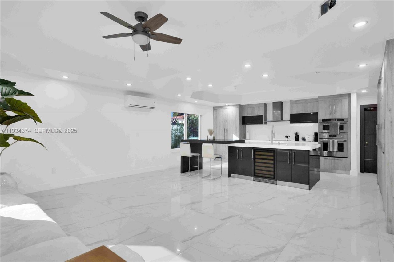 15721 NW 79th Ct, Miami Lakes, FL 33016 Photo