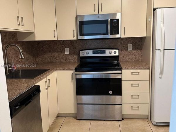 1830 Dixieanna St, Unit 606, Hollywood, FL 33020