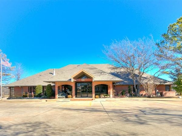 1220 S Santa Fe Avenue, Edmond, OK 73003