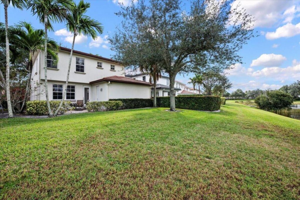647 Castle Drive, Palm Beach Gardens, FL 33410 Photo