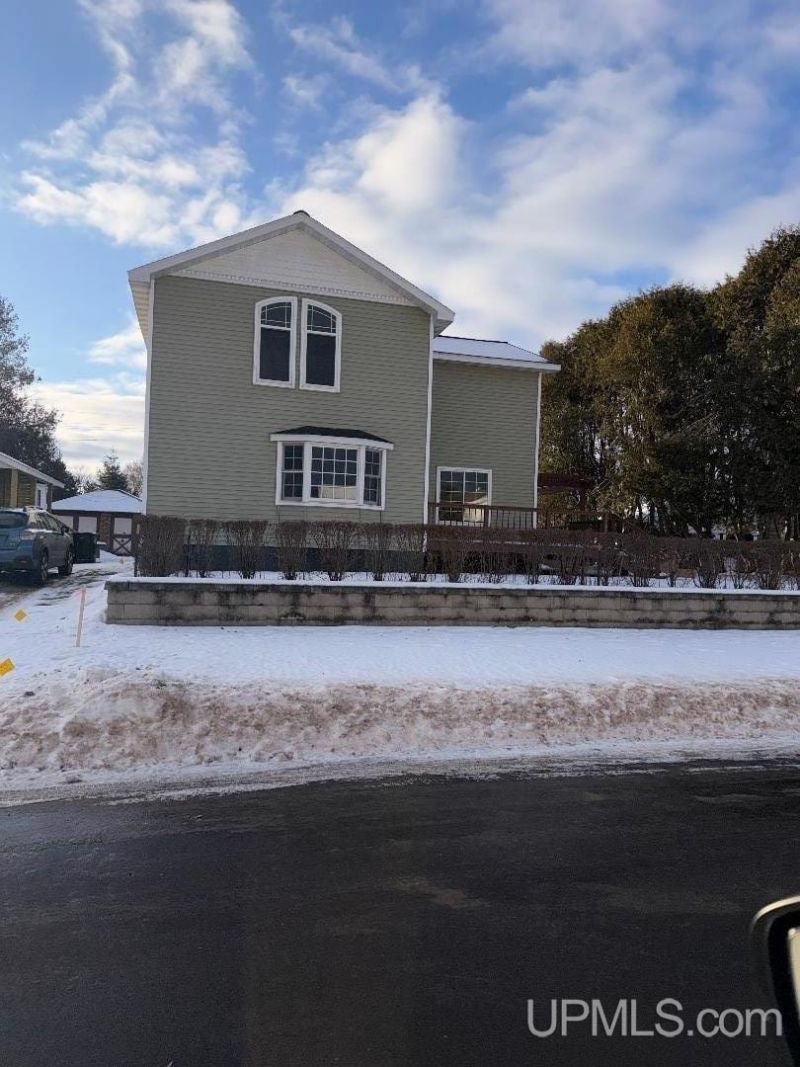 1003 W A Street, Iron Mountain, MI 49801 Main Photo